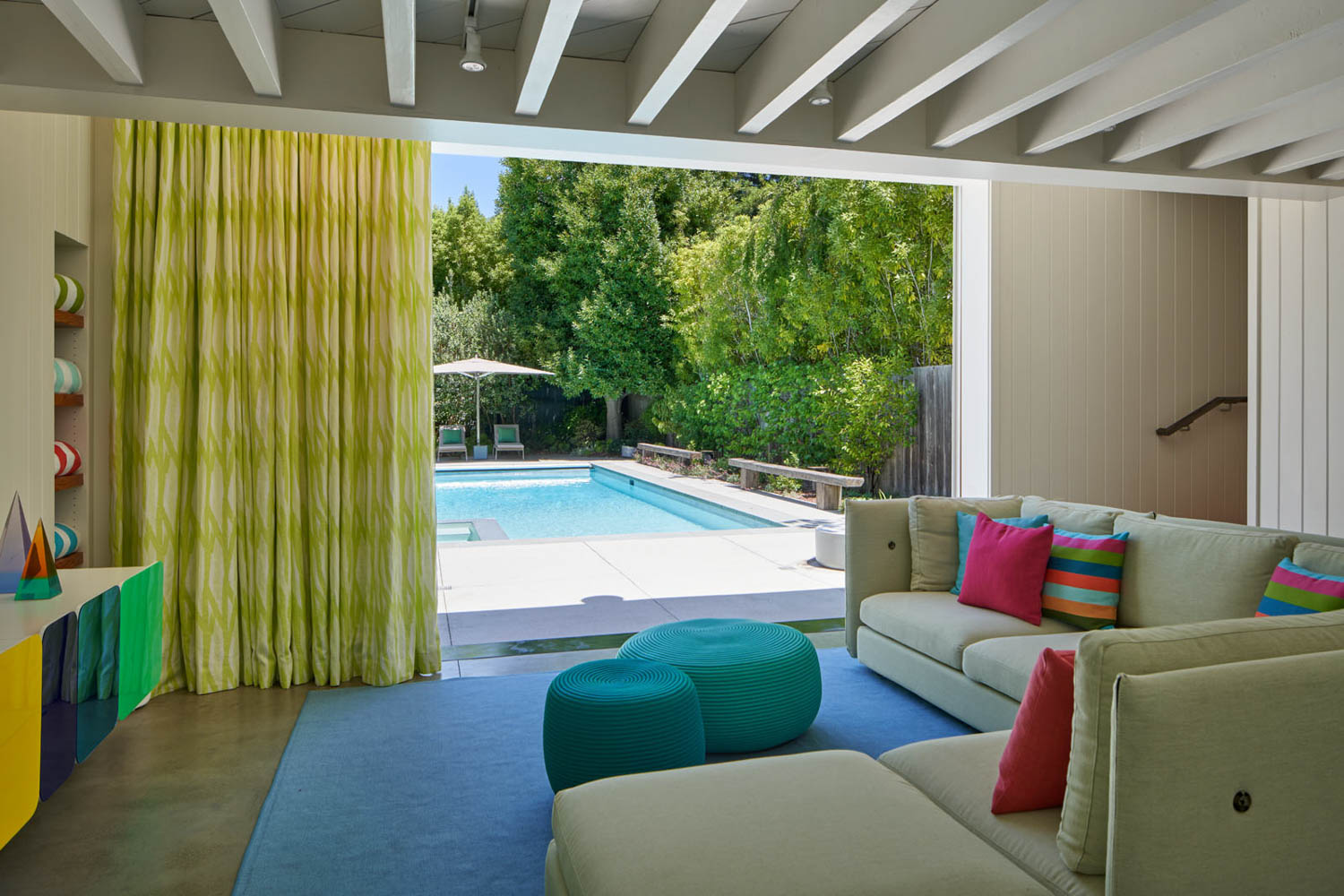 池房开到池口 开墙盖有黄窗帘奶油切片坐蓝地毯