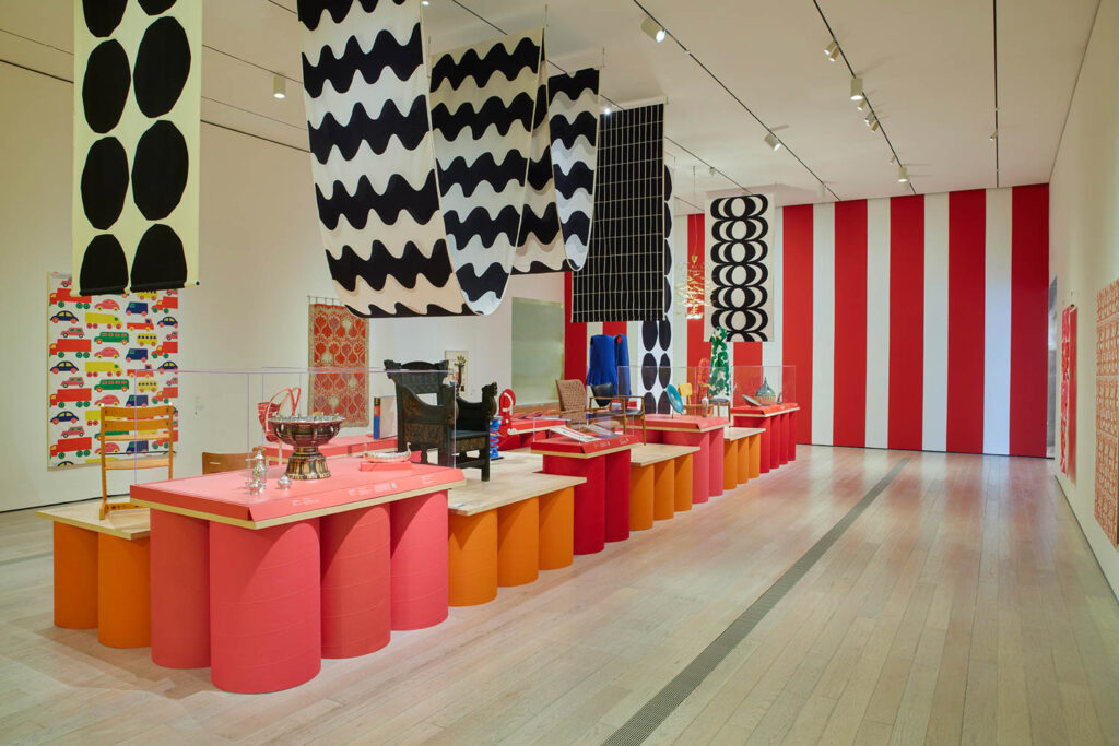 斯堪的纳维亚-美国设计对象像平台一样坐在平面橙管旁