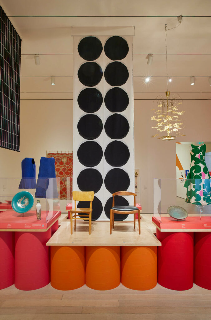 黑圈形成图案 橙色和粉色管平台 持有斯堪的纳维亚设计对象