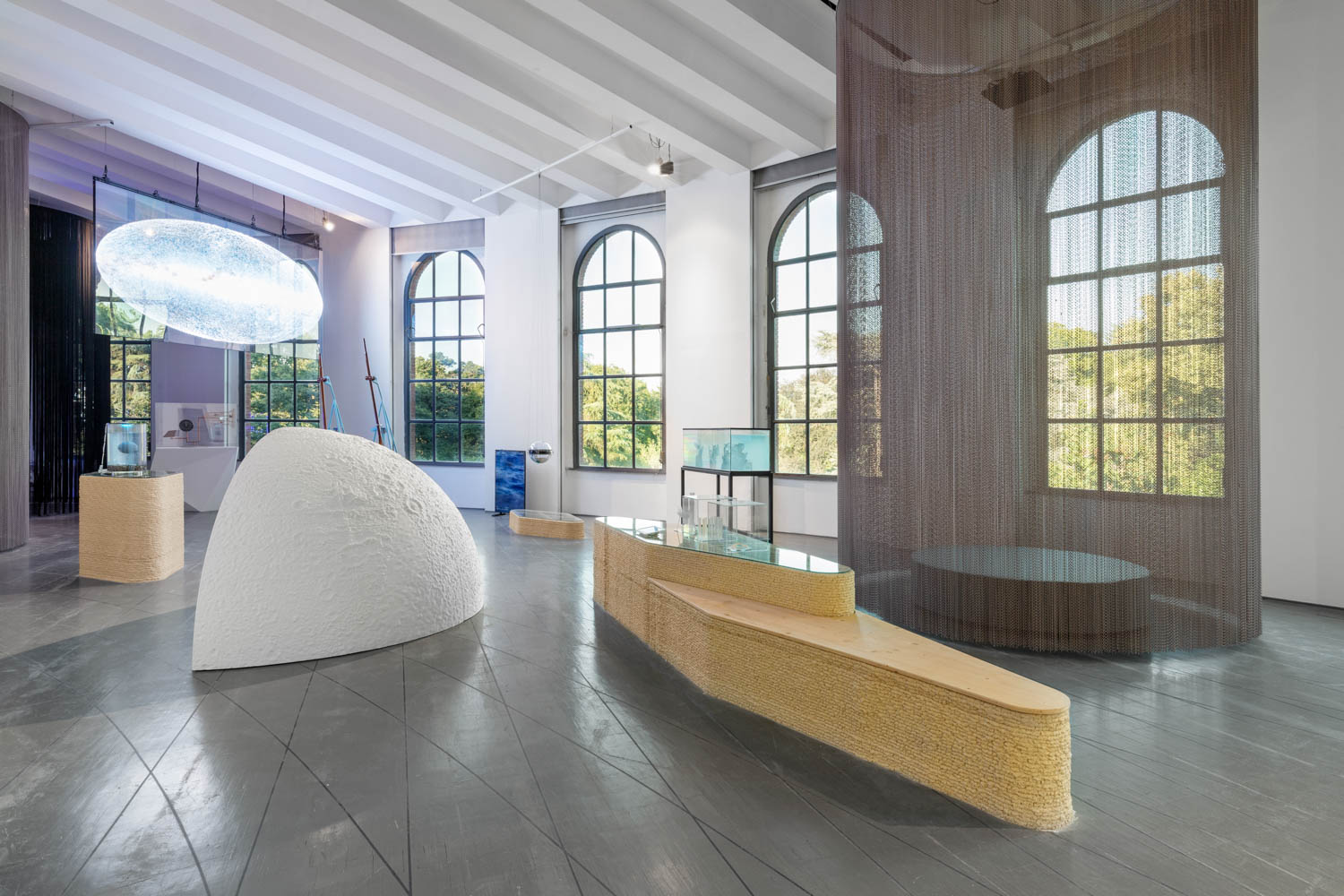 长长长轮椅和白圆像雕像