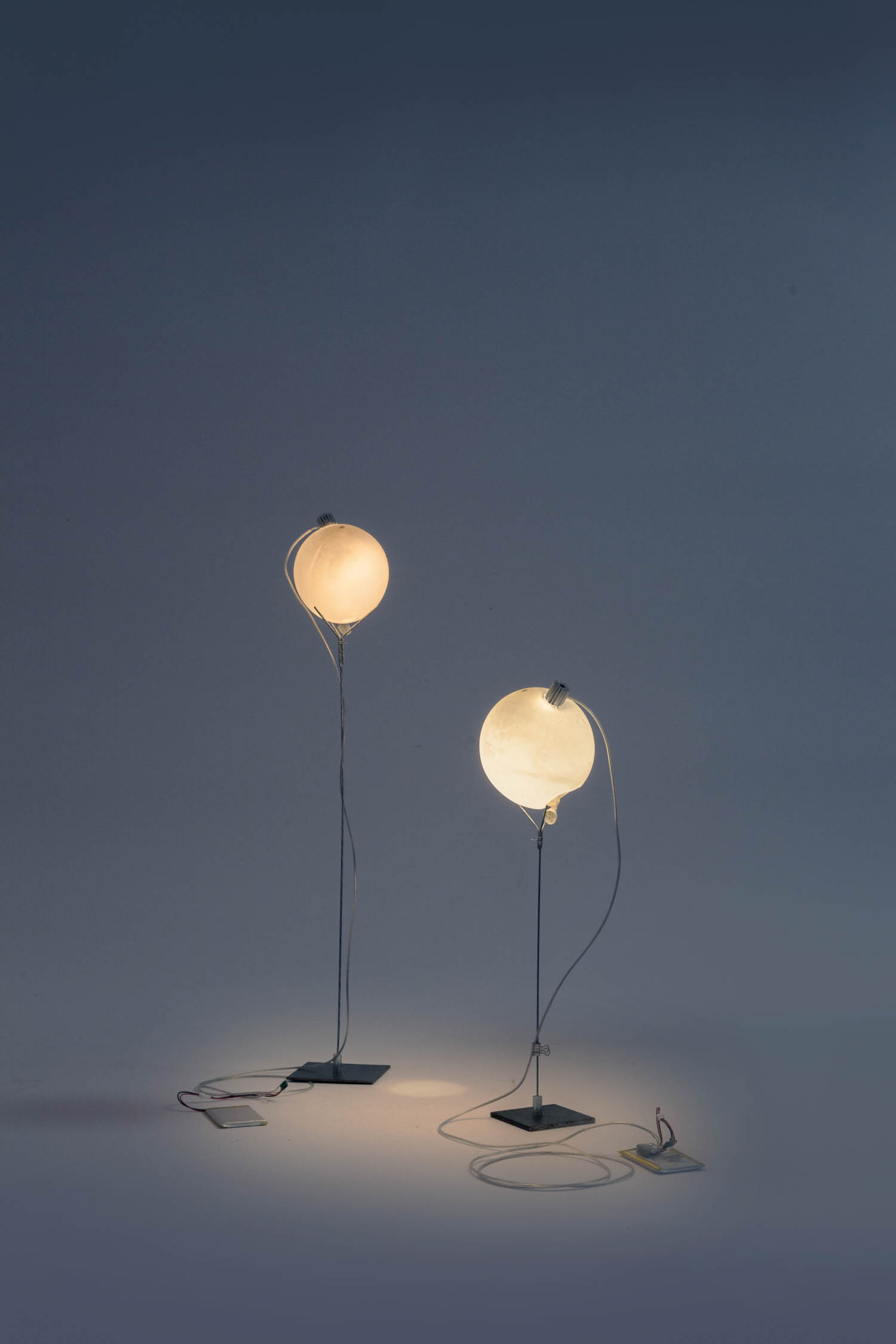 max Mila Serra对蓝光背景使用Lampara D'aria灯具