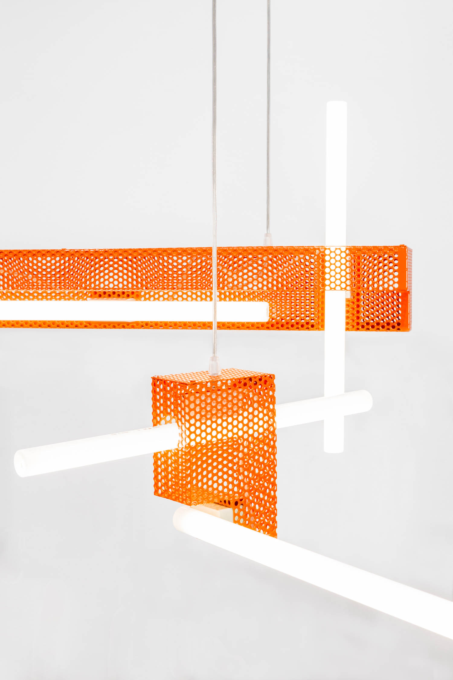 光板由橙色穿孔金属制导柱由西班牙设计师Marta Ayala Herrera