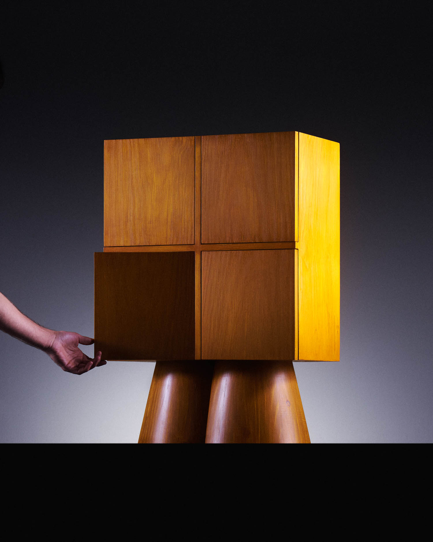 木板内柜,方形四分制由Miguel Leiro平面