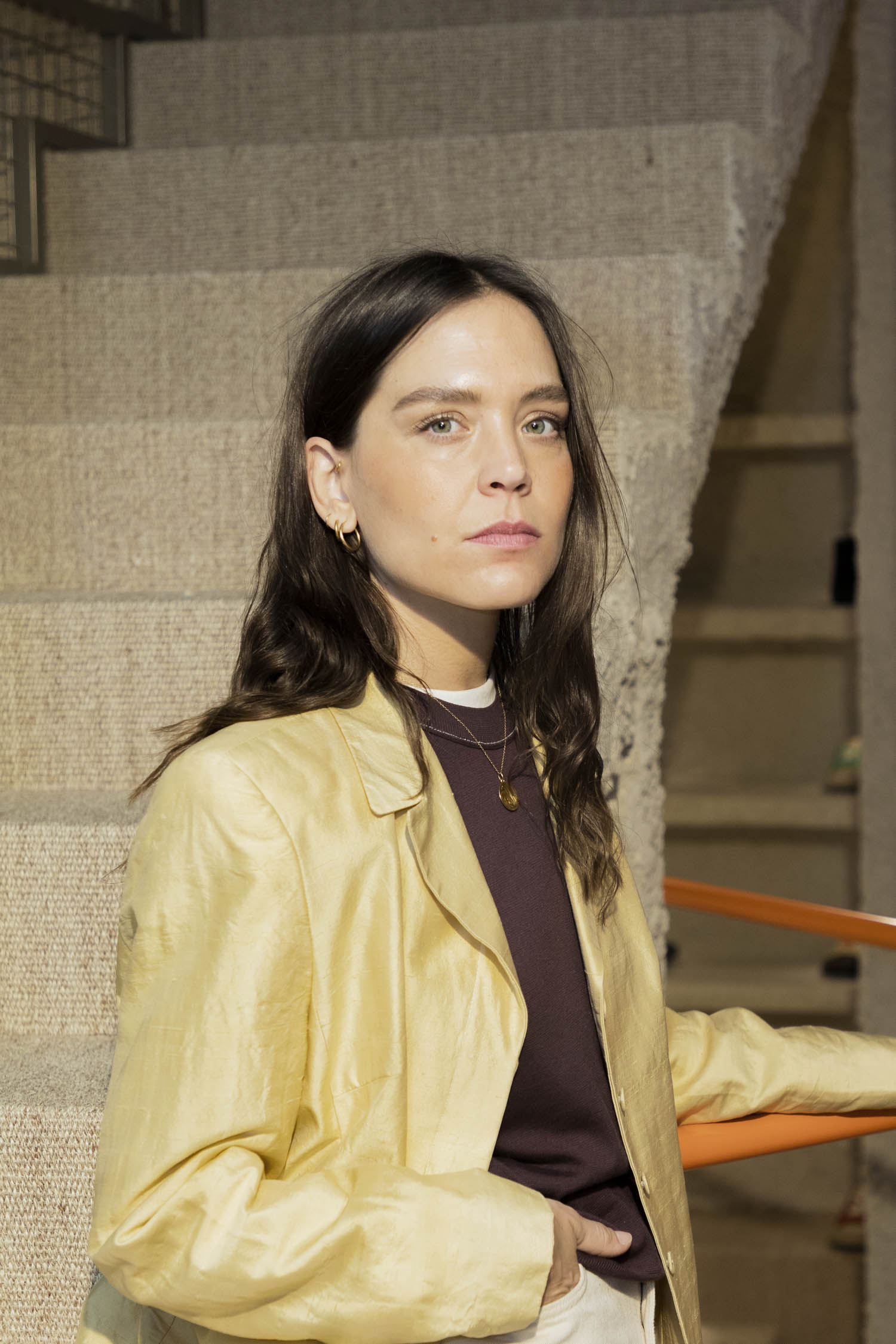 马尔塔 Armengol工业楼前穿黄色夹克