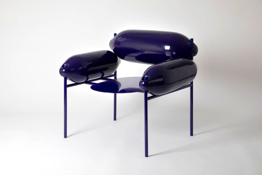 深蓝Deriva臂椅由西班牙设计师Tornasol Studio