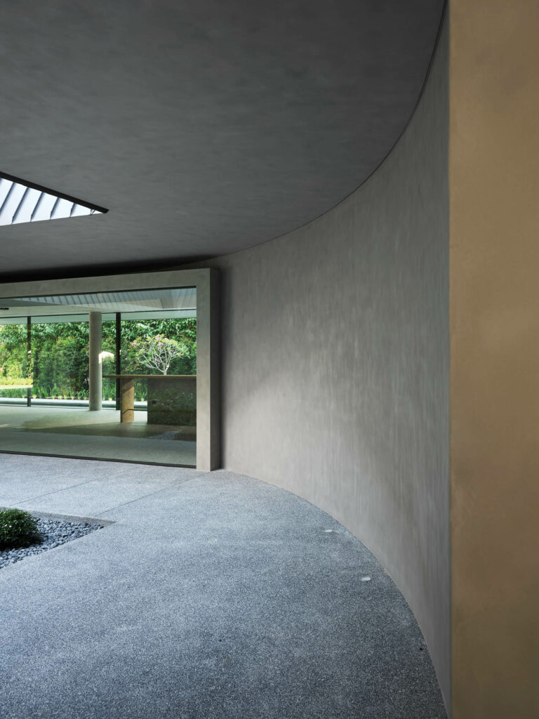 灰色子窗面造出宁静内部并配有曲线墙和室内室外空间