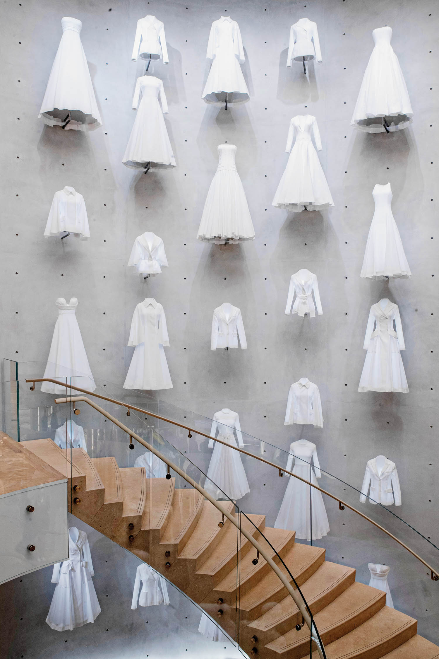 白服装不同设计从墙上粘贴到楼梯旁