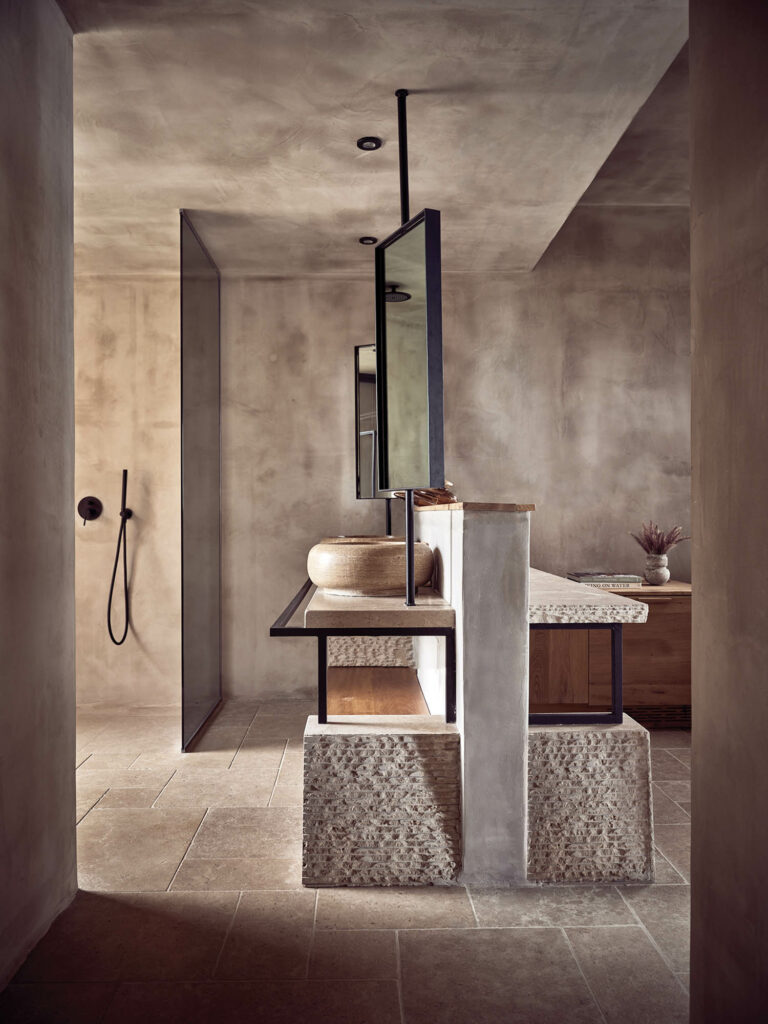 卫生间配有老石槽和其他石口音