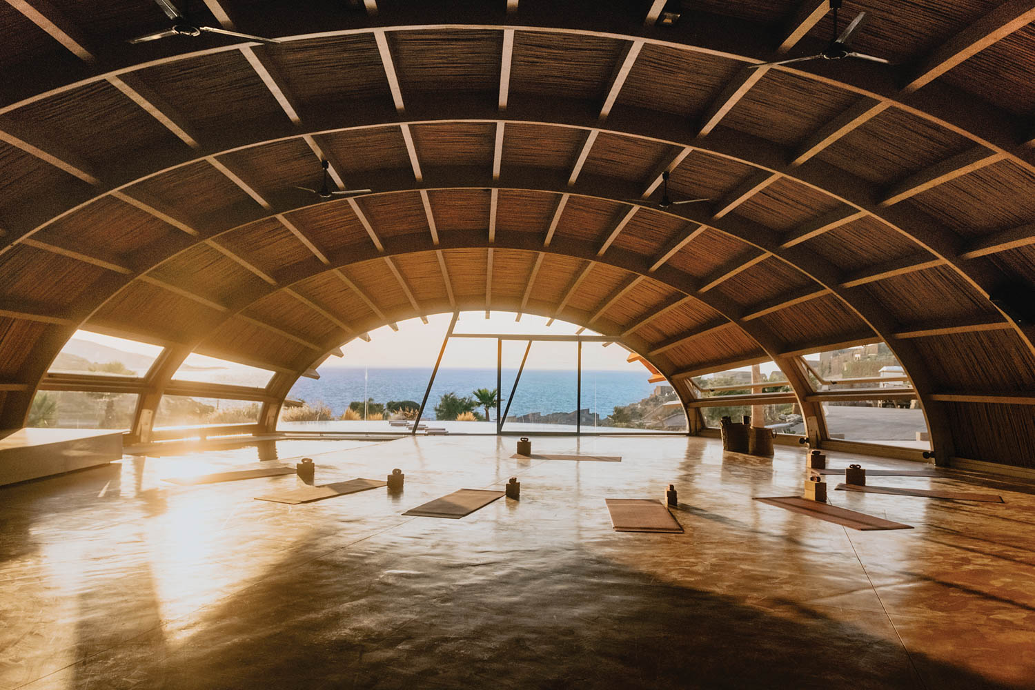 桶状树冠加注Crete度假村的瑜伽区