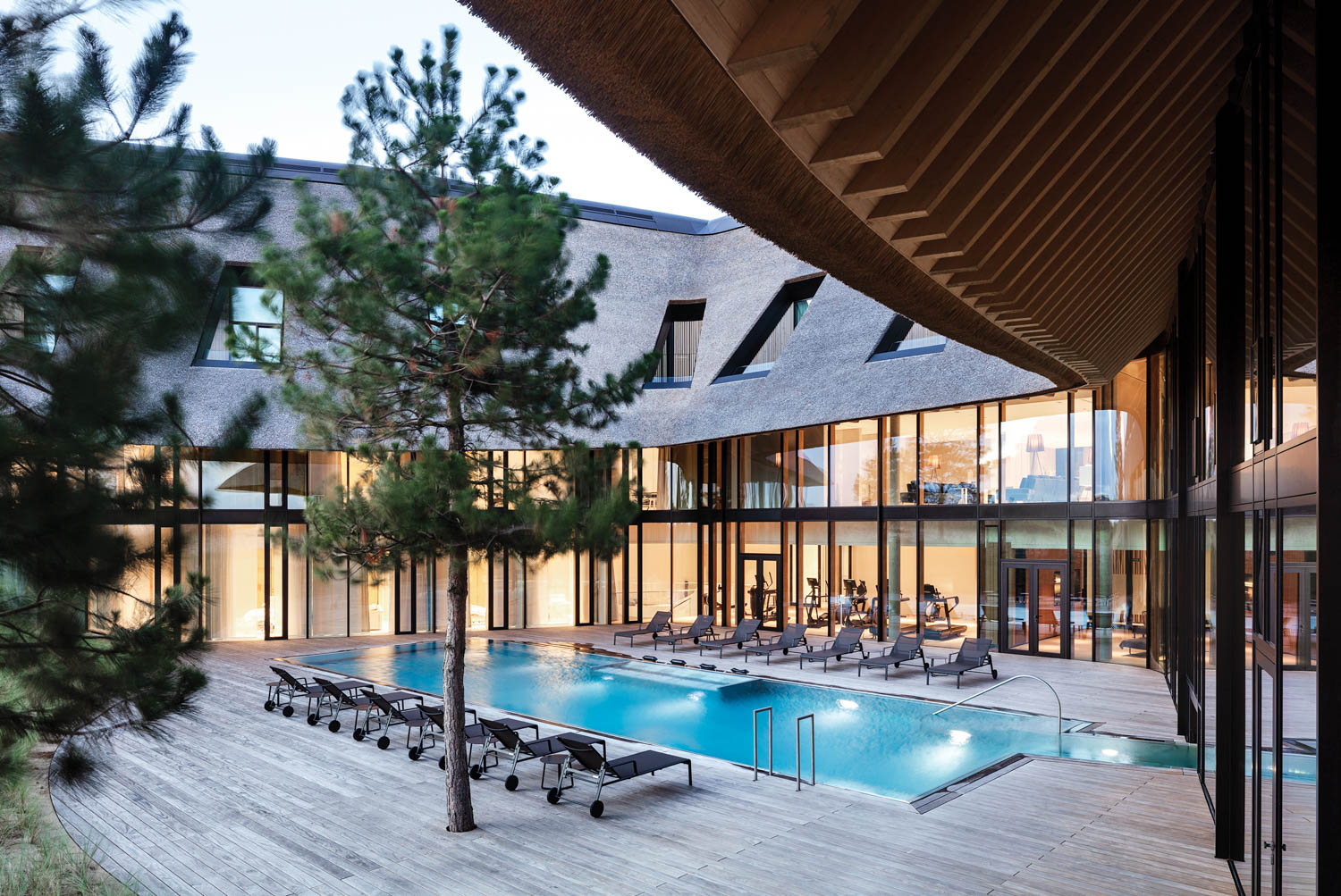 露天池上方的阳台