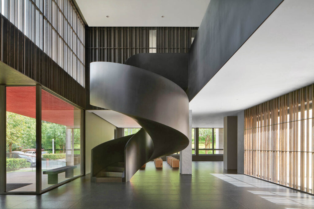 黑灰螺旋阶梯在办公大厅添加雕刻元素