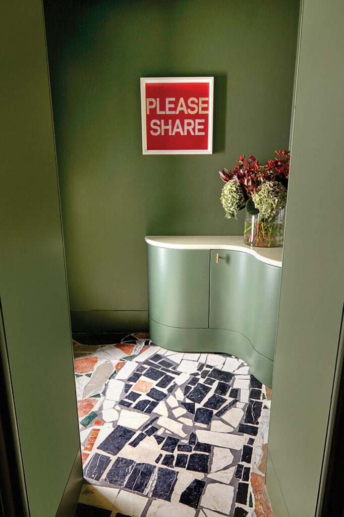 由数千大理石碎片搭建的马赛克楼