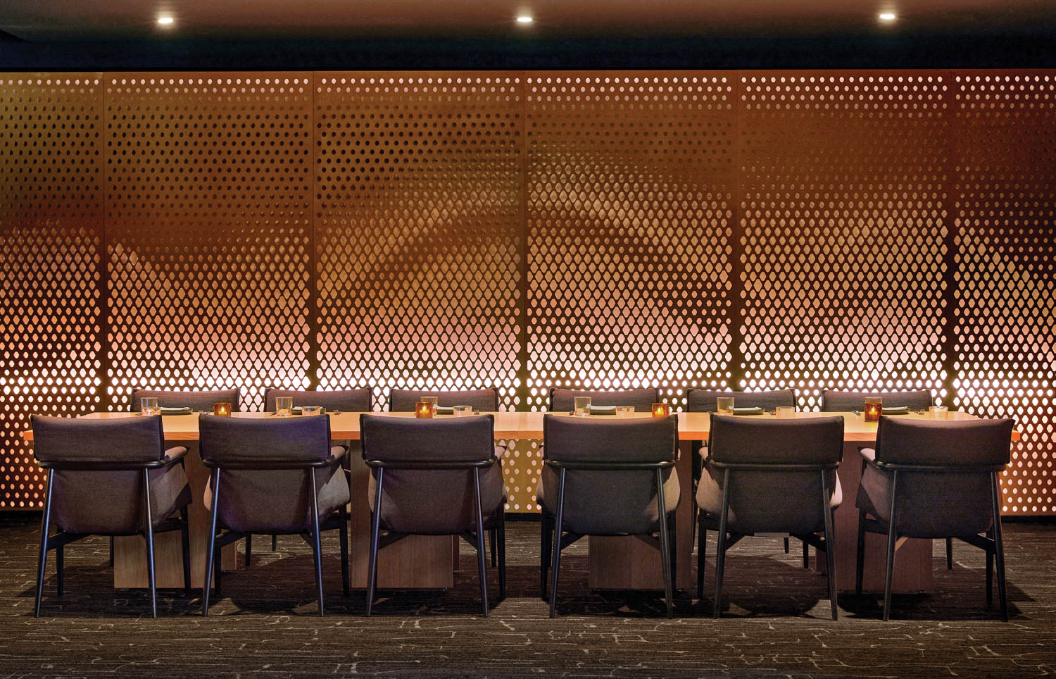 长餐桌后LED光墙改变模式