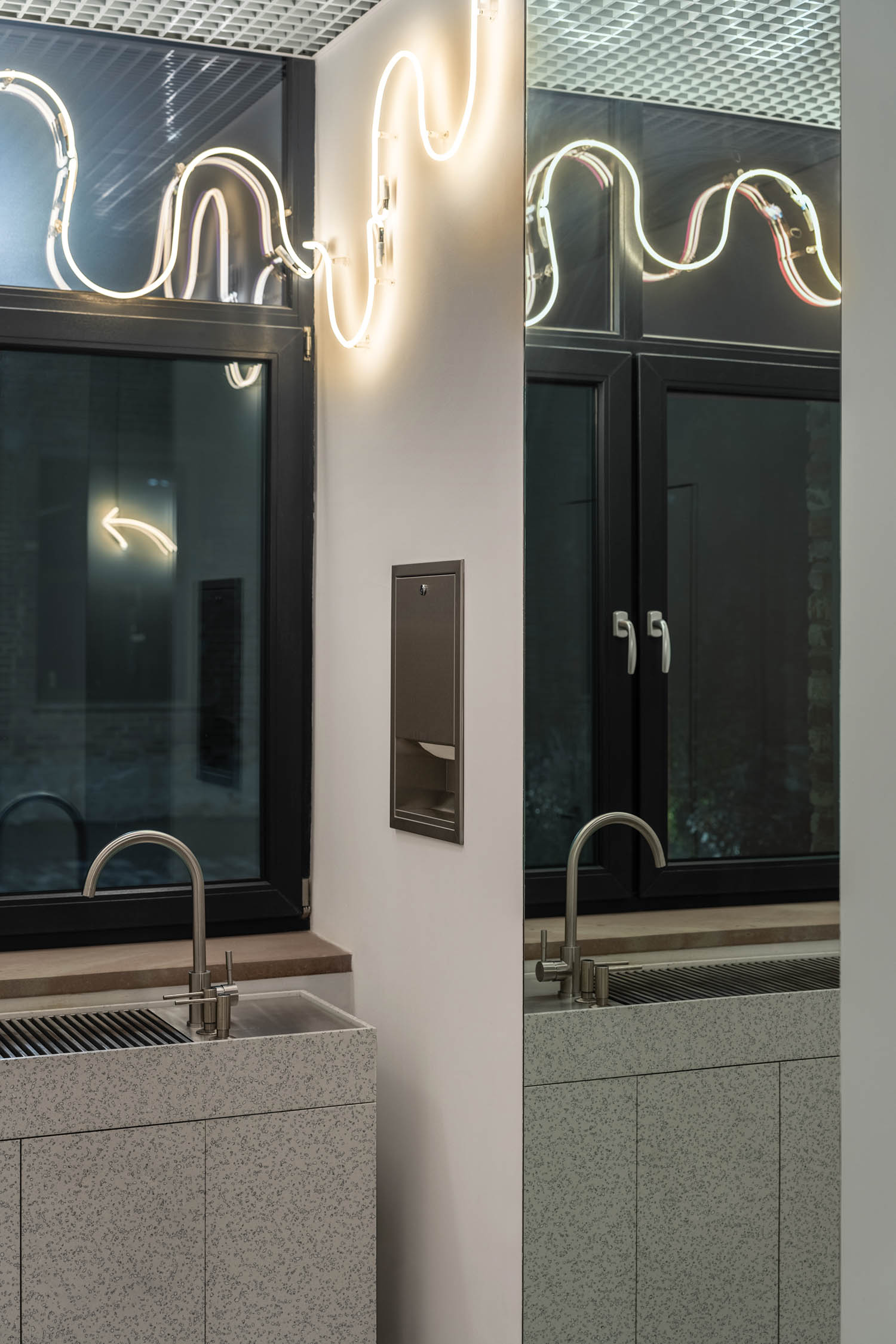 曲速灯为卫生间添加趣味