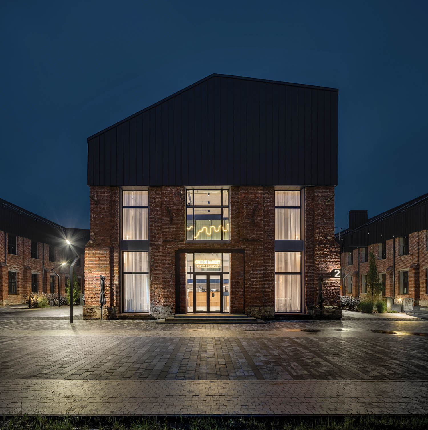 起司面包店在乌克兰夜间点亮