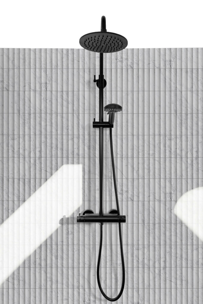 现代淋浴室配有matte黑浴套对白地铁瓦