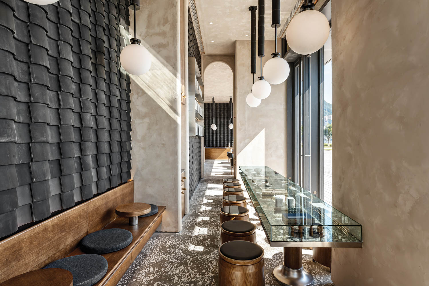 黑瓦停在一面咖啡馆的一面墙上,有凳子座椅