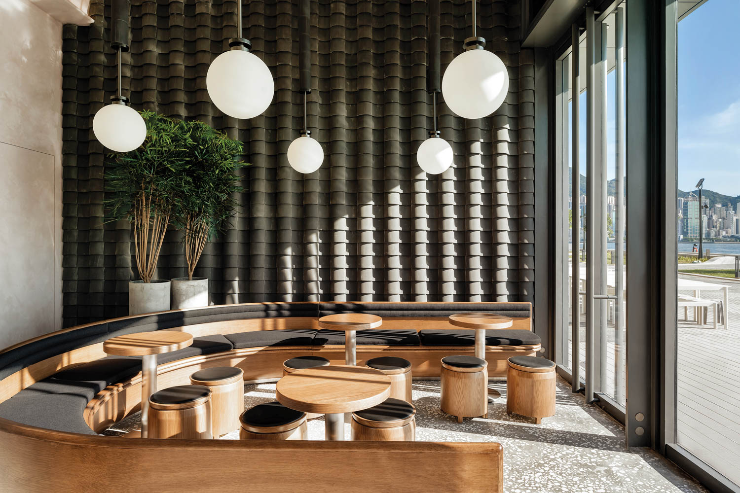 Global嵌套灯挂在咖啡馆的座次