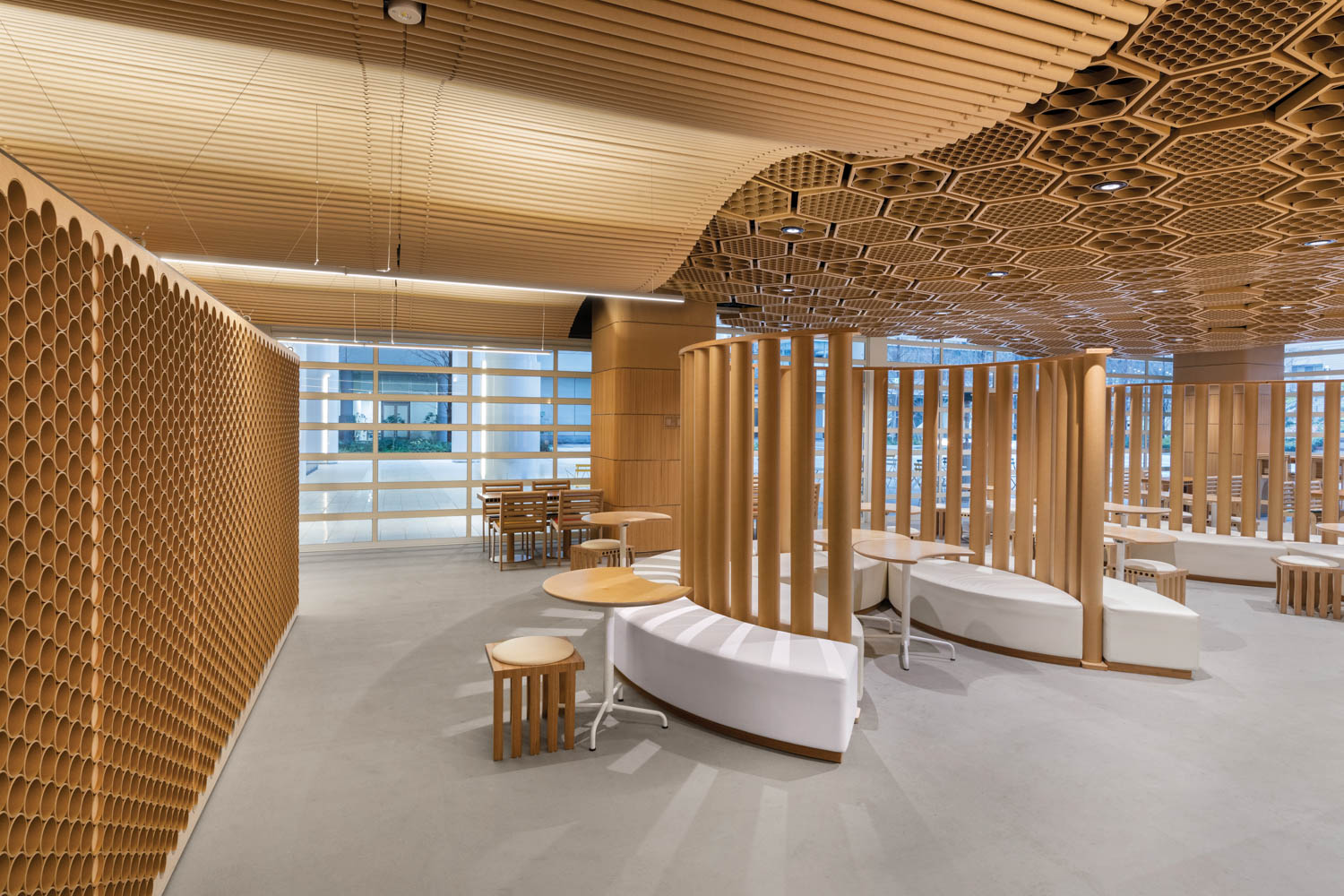 餐厅的座地 多口音由回收纸板管制成