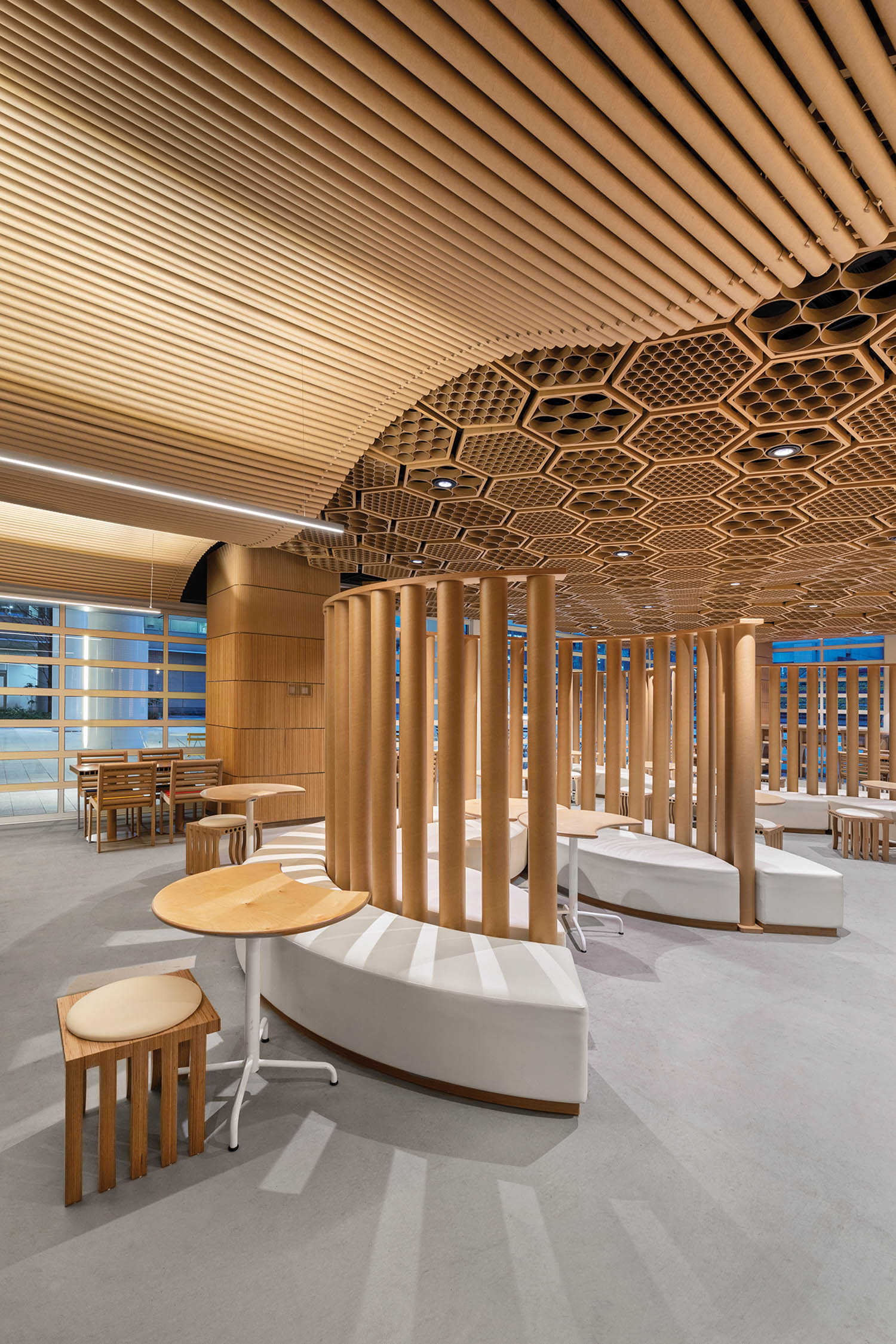 回收纸板管组成东京餐厅天花板