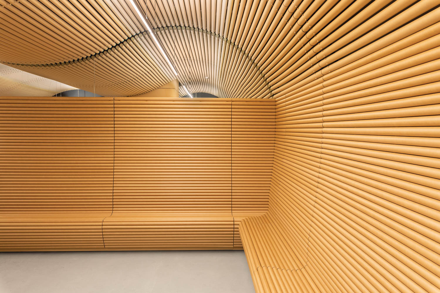 东京餐厅前厅用回收纸板管制作的座椅和天花板