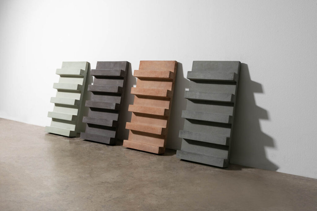 金尼四块靠白墙