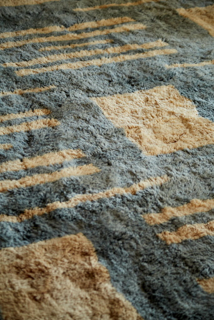 由Colin King制作的蓝白羊毛地毯