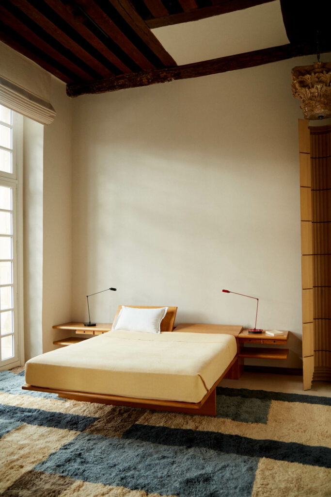 平台床置蓝白地毯为Colin King平衡集合研究