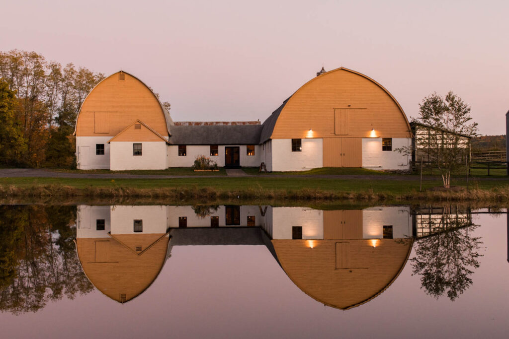 两片黄谷仓反射湖面