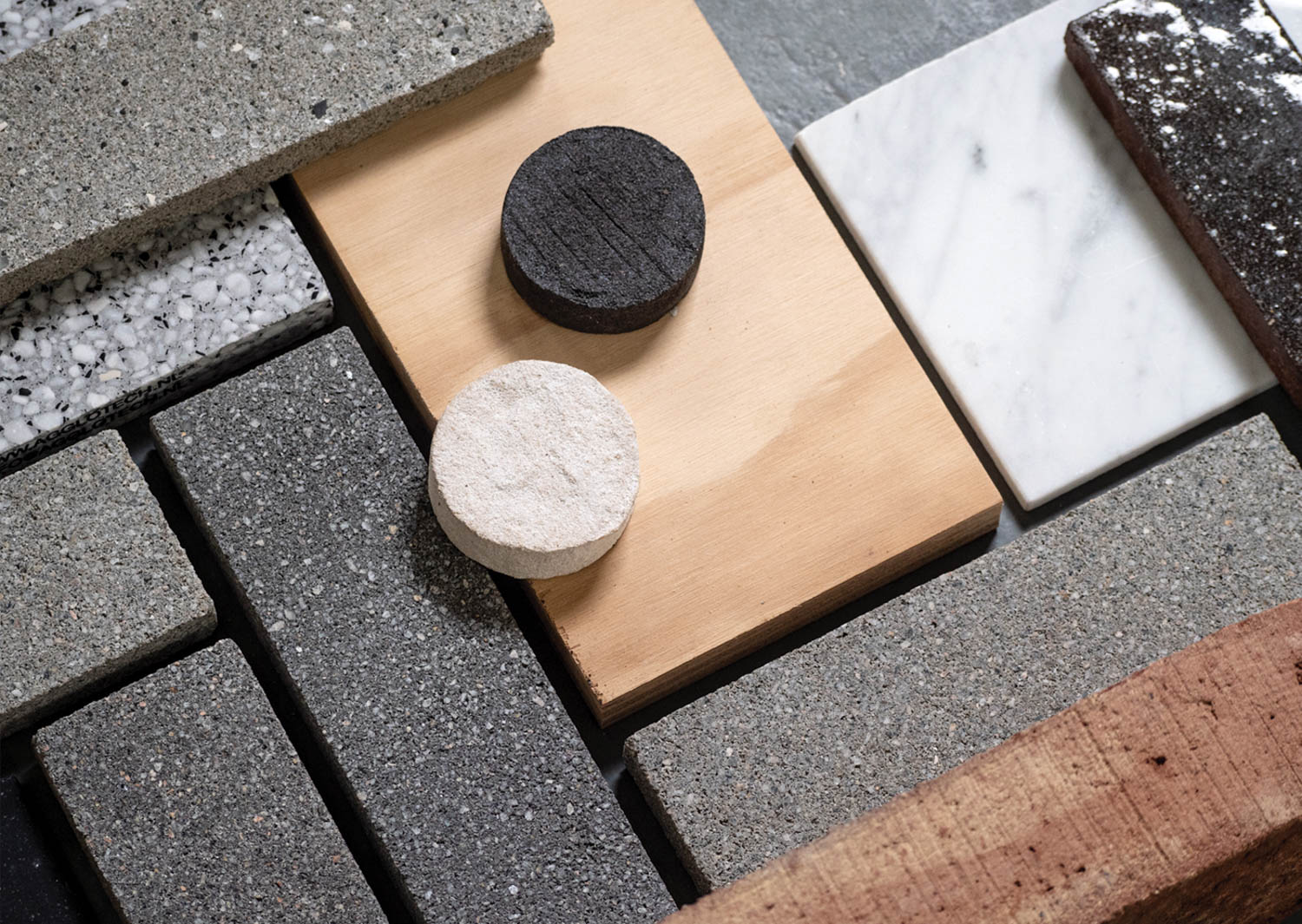 由花岗岩生产废品制成的楼墙瓦