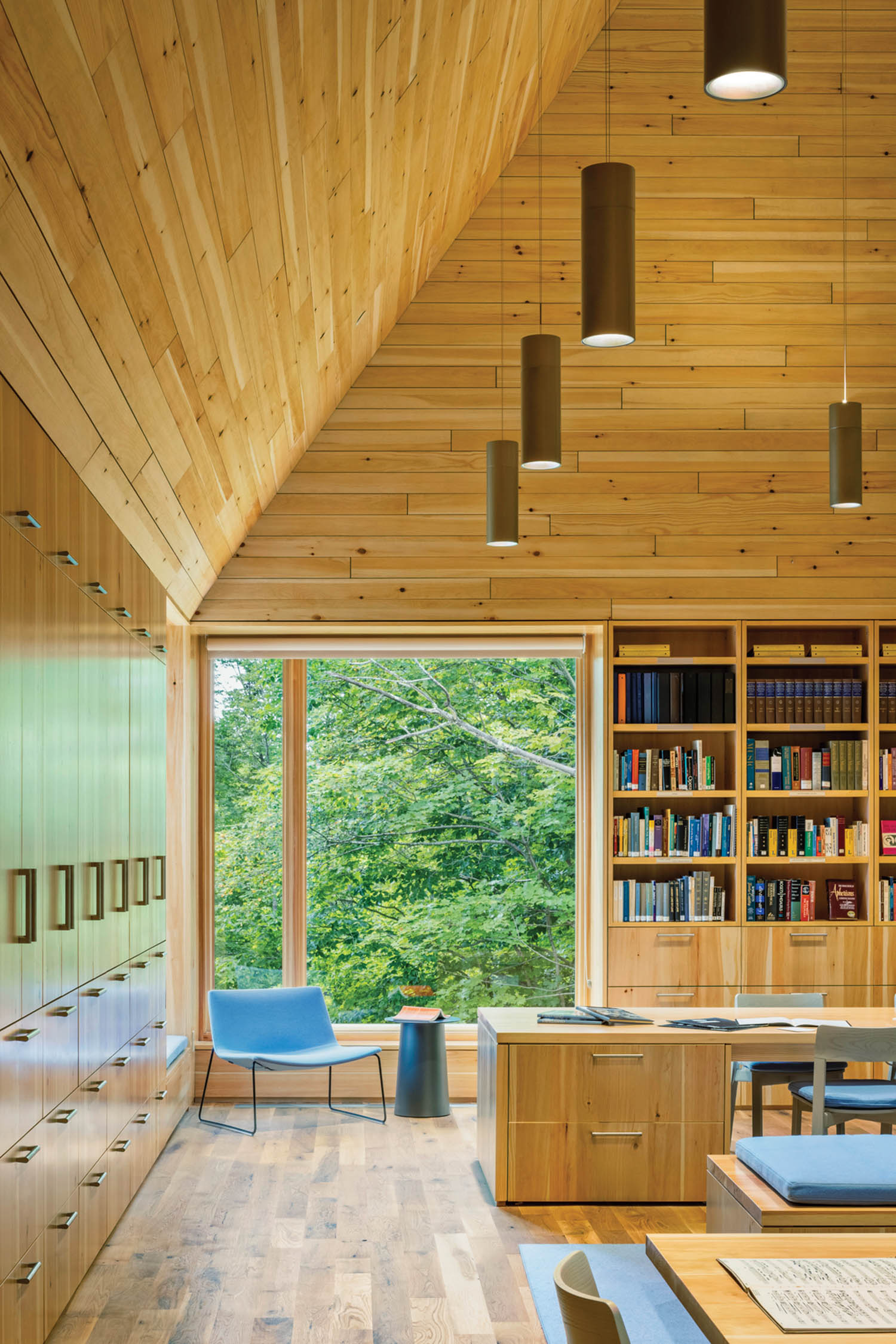 书架建于马尔波罗音乐馆