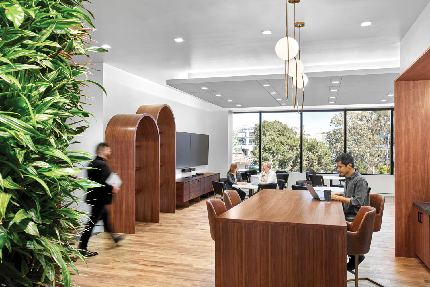 中世纪圣迭戈金融局工作区内的家具