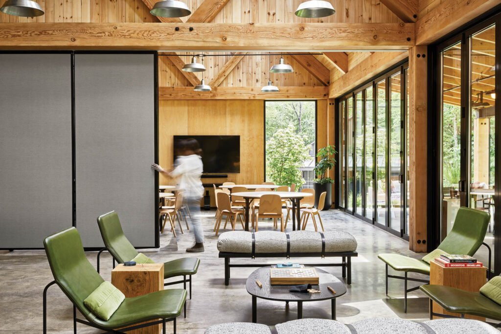 纽约SaughatiesAutoCamp俱乐部内座次