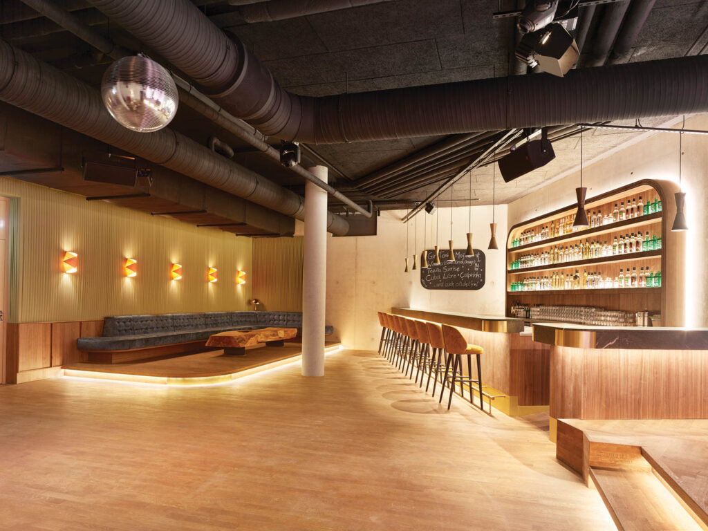 长发世界底层酒吧