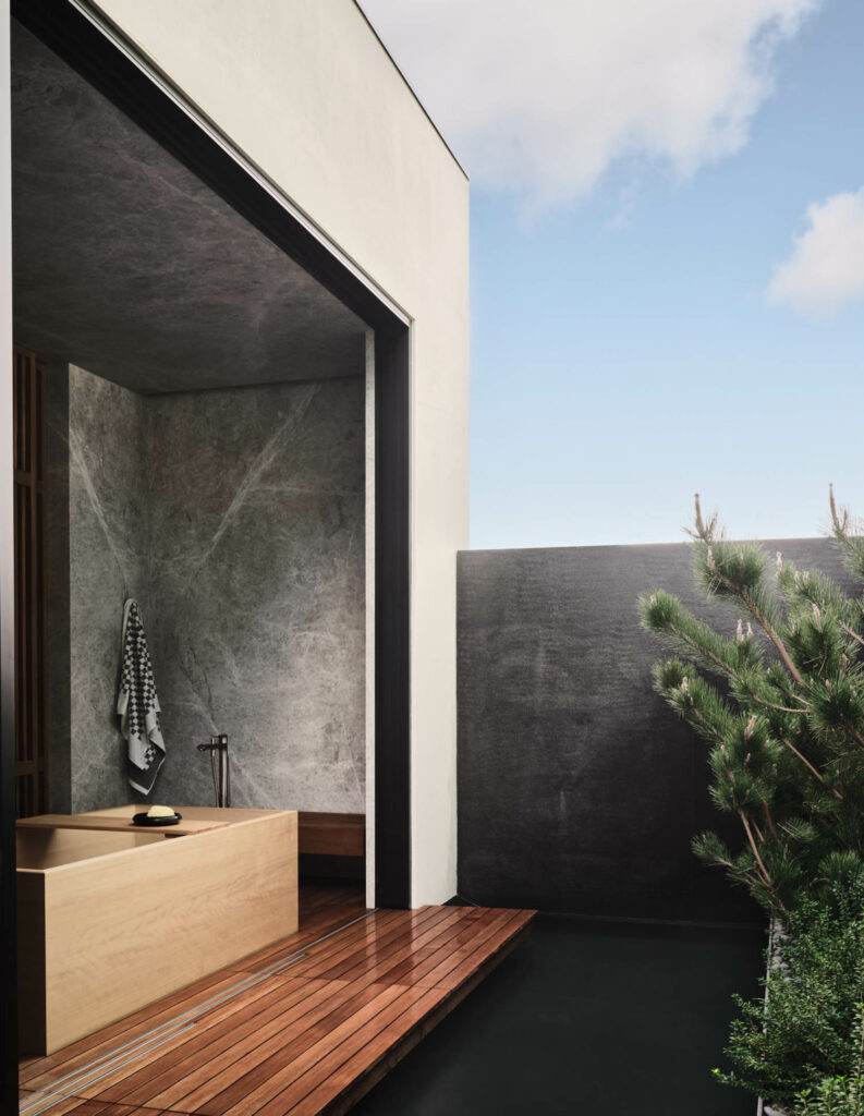 加利福尼亚家庭卫生间向外开放