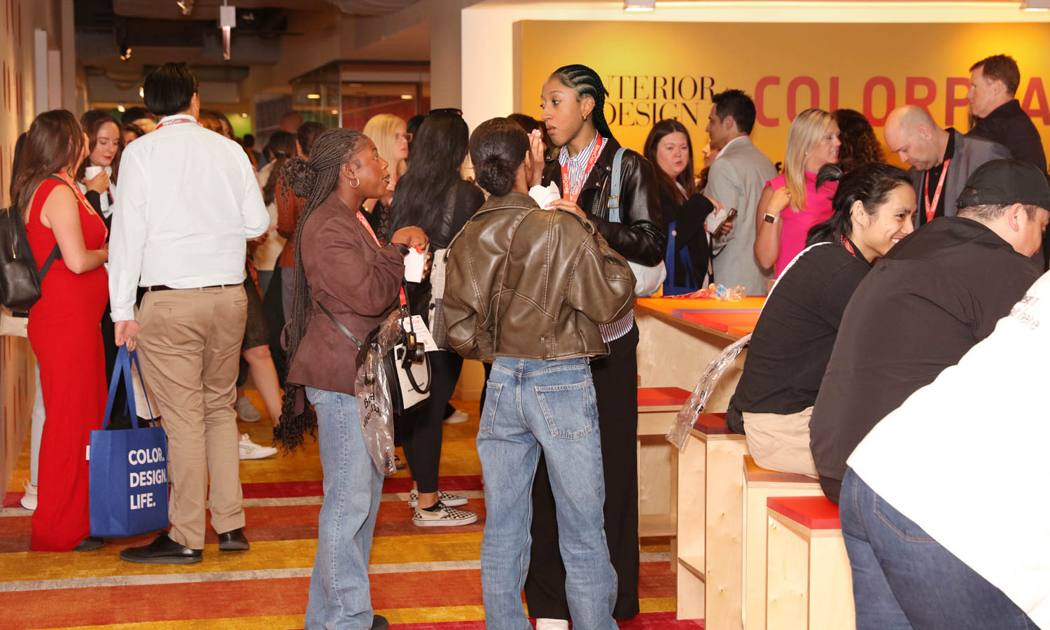 青年设计师在Necon2023期间聚集与Cindy Allen对话