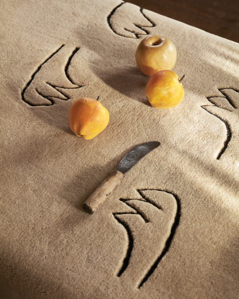 全手地毯上棕色布料刻画手形