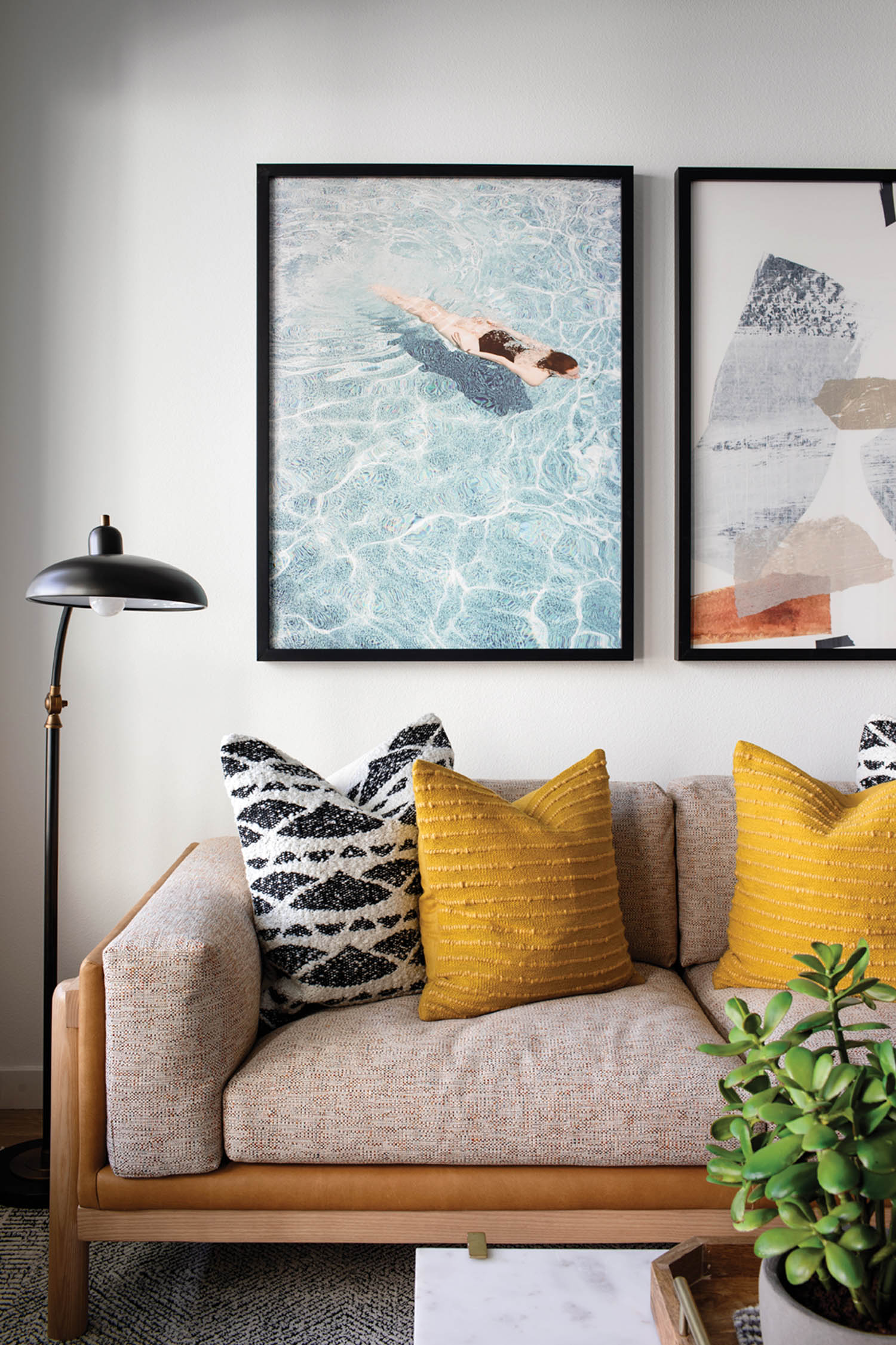 中世纪沙发加层枕头