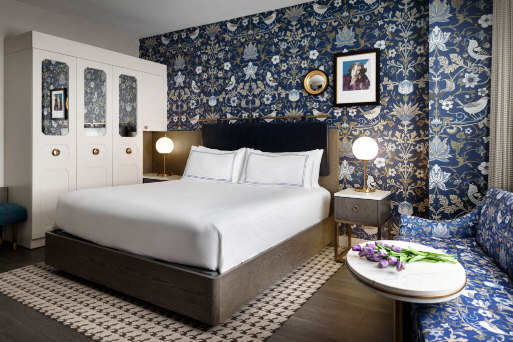 蓝墙覆盖并匹配客房沙发