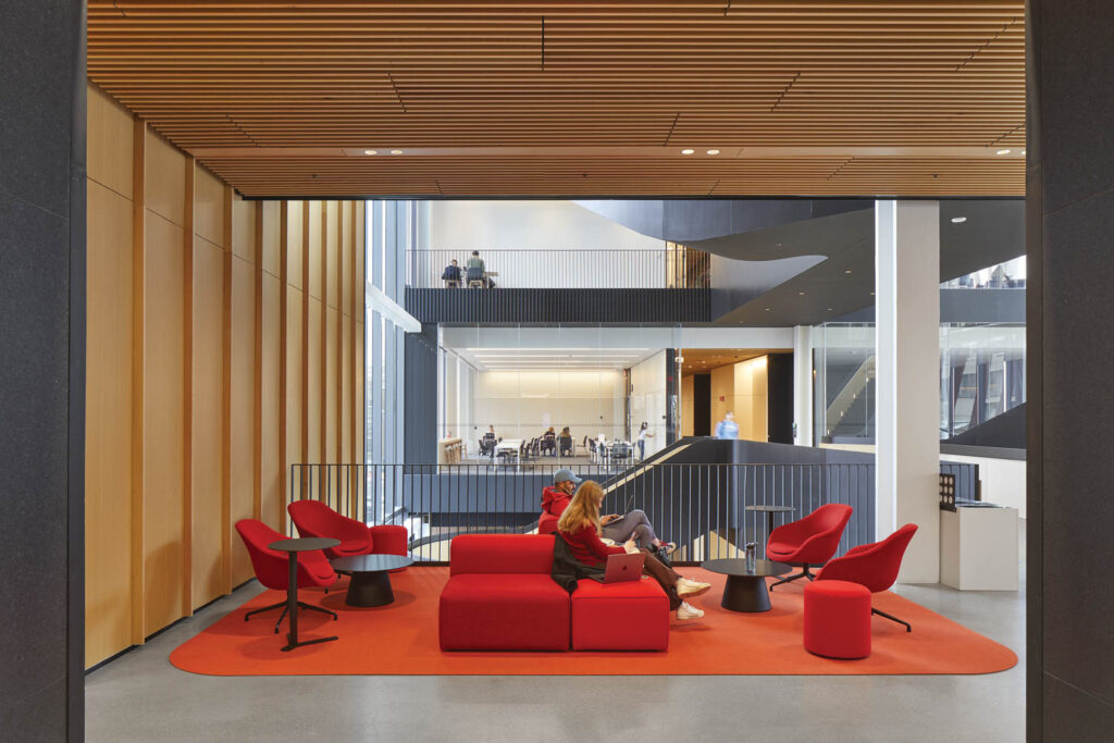 波士顿大学计算和数据科学中心内装有红色家具的atium休息室