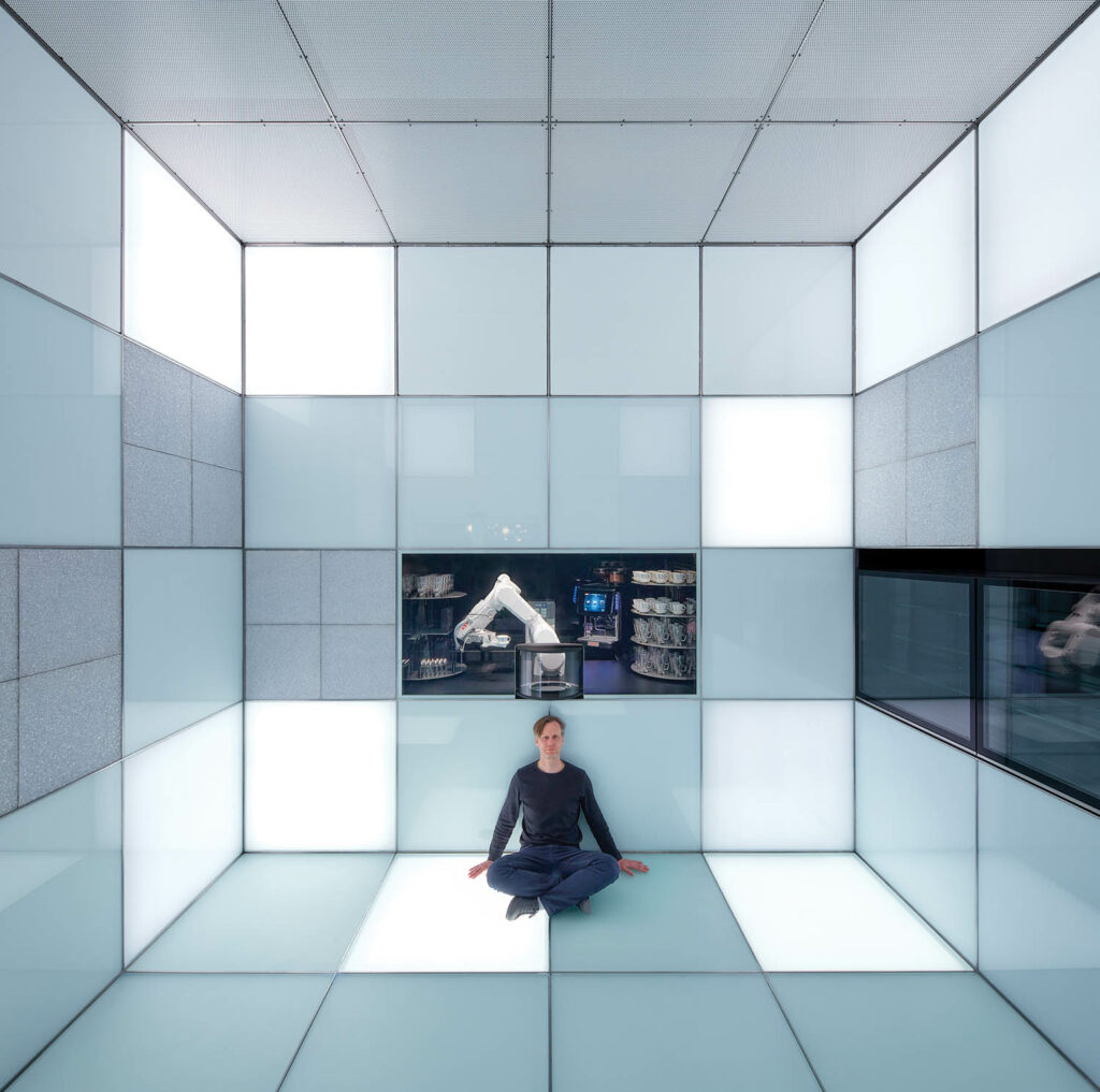 Cafe机器人板反光玻璃板和机器人臂为咖啡服务