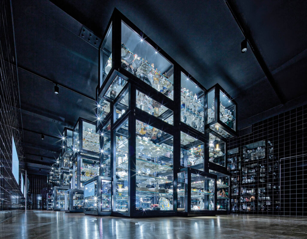 应用艺术博物馆内玻璃和钢显示例