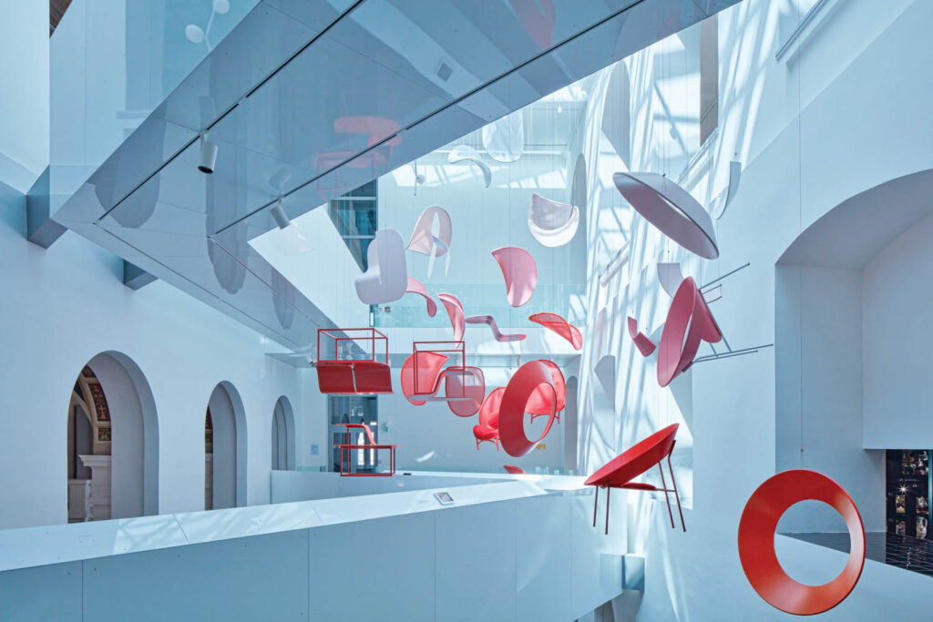 家具悬浮在捷克共和国应用艺术博物馆画廊院