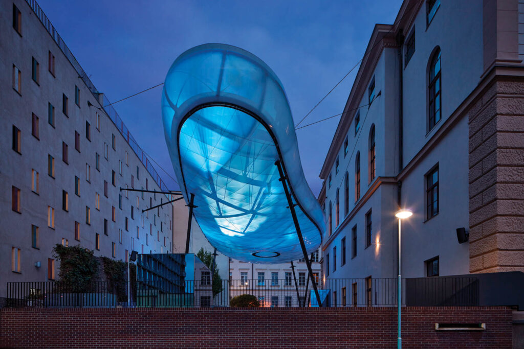 Atelier Štpán云安装浮体上方应用艺术博物馆