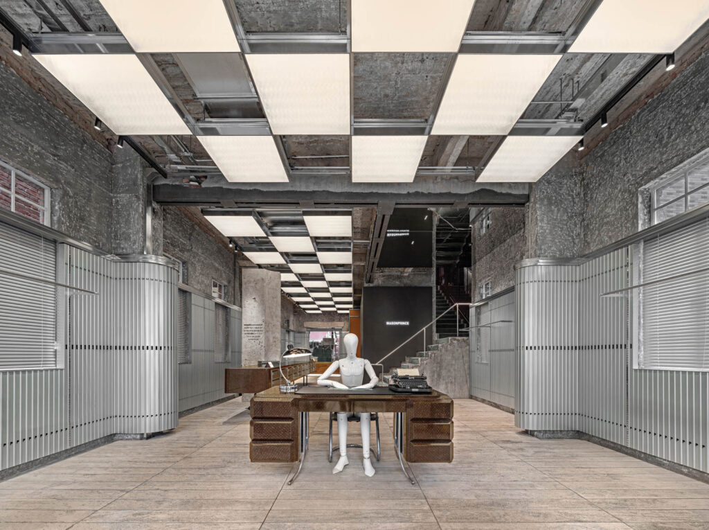 光滑假人像坐在梅森普林斯入口的MC办公桌