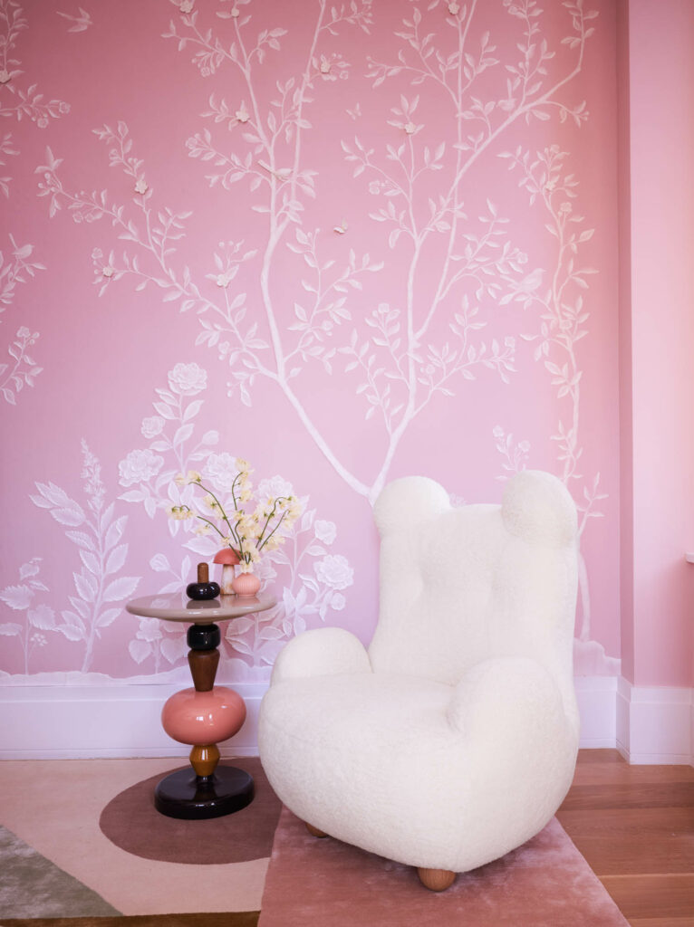 泰迪熊在孩子粉红色卧室的轮椅