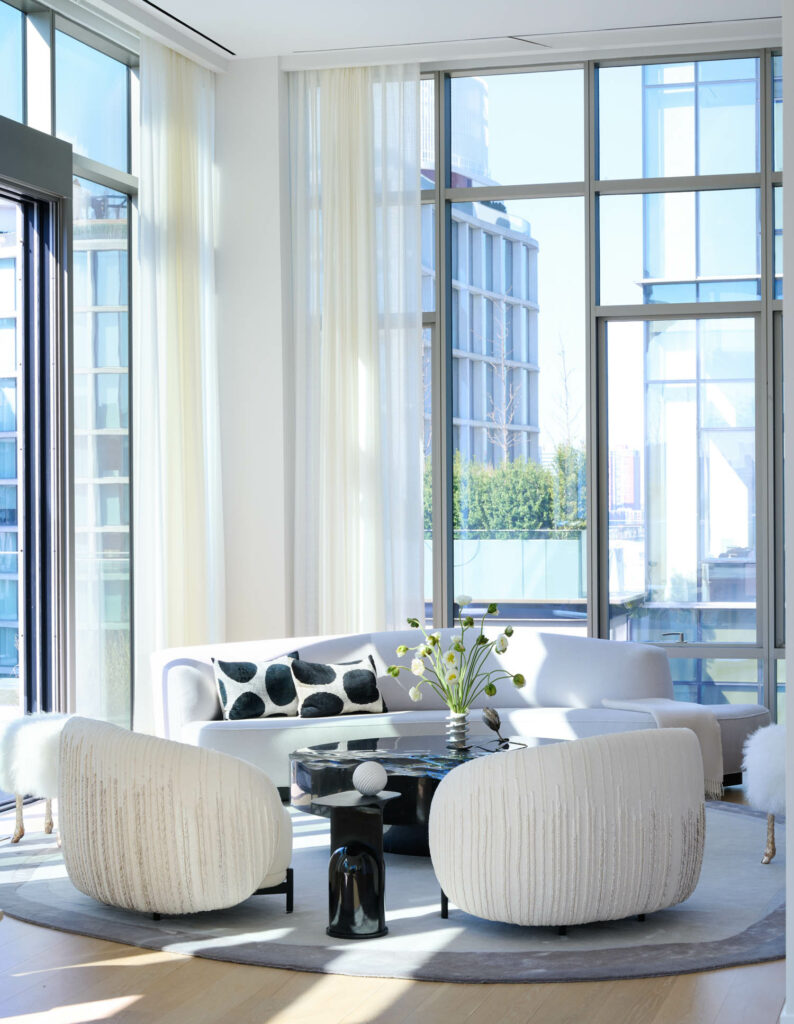 大窗让自然光进入西村顶楼的座次