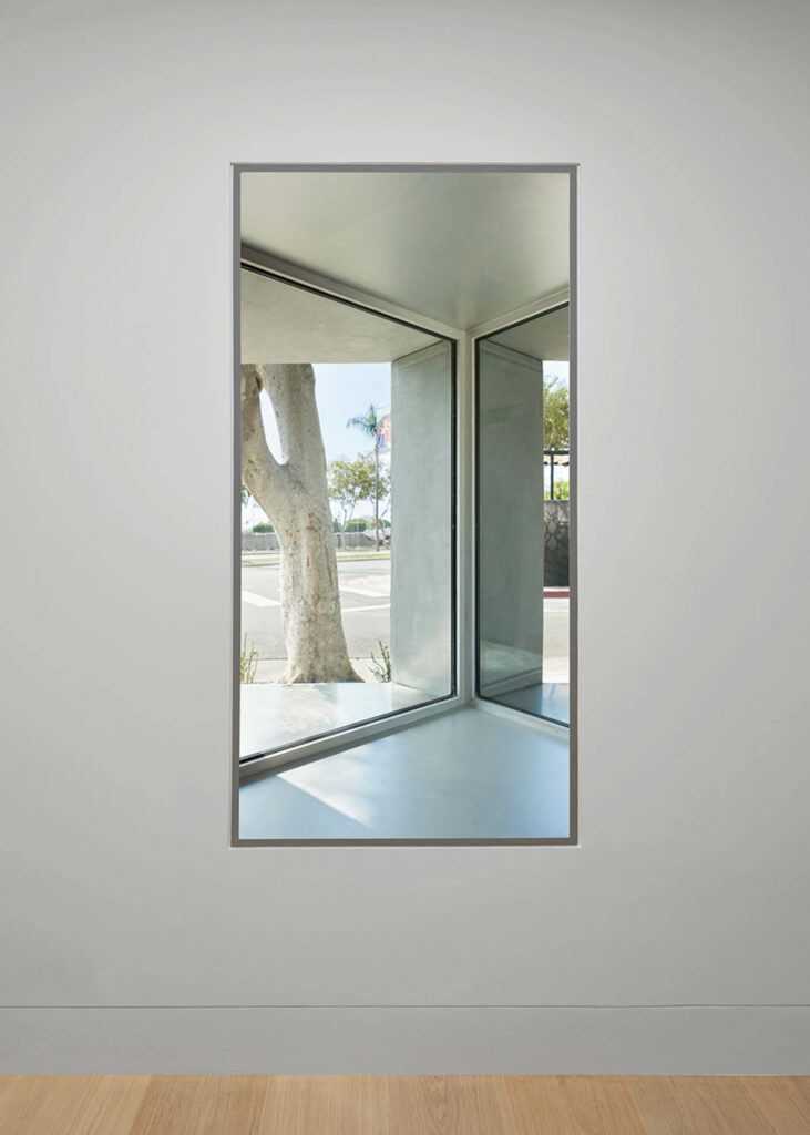 美术馆停机窗斜向厚墙