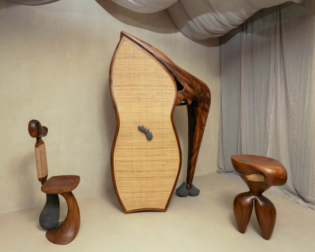 superhouseVitrine安装“hue/am/I-Hue/I/Am”。