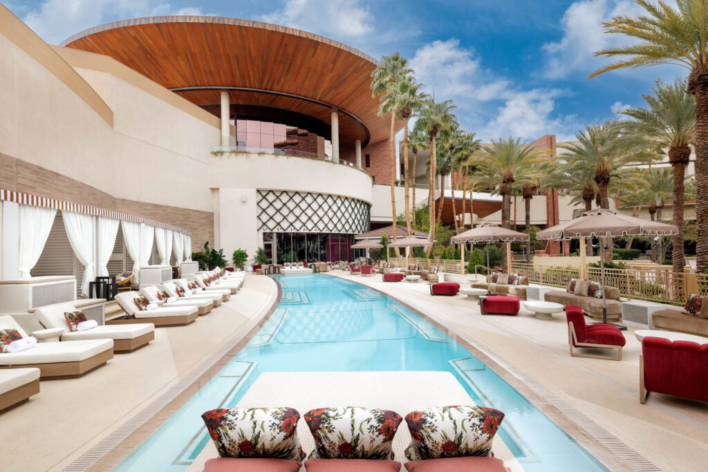 红色室池 包围白休息椅